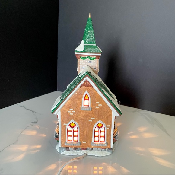 "The Mistletoe Chapel" Santabear Snow Village by Dept. 56 - Picture 7 of 16